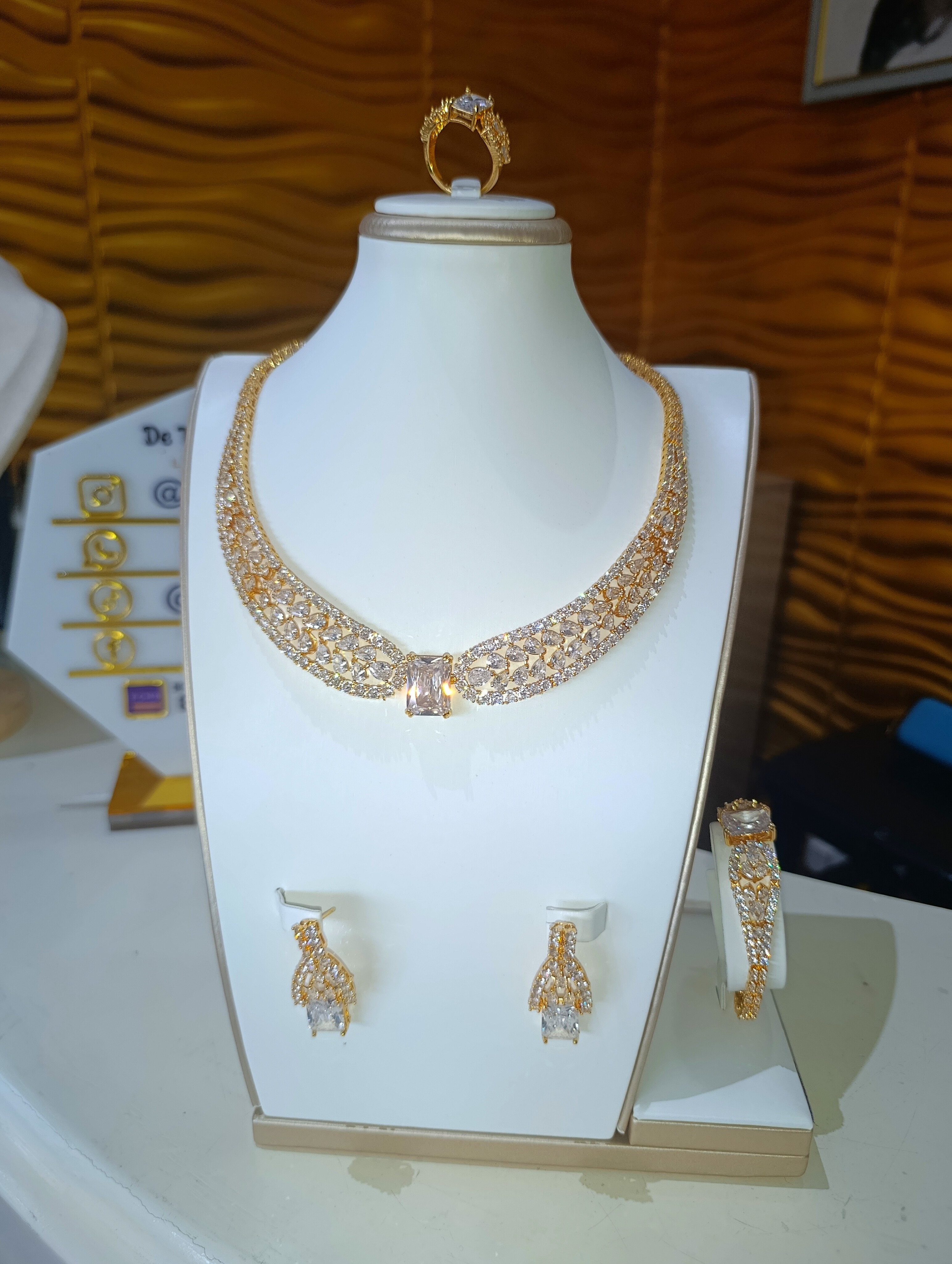 COLAR NECKPIECE